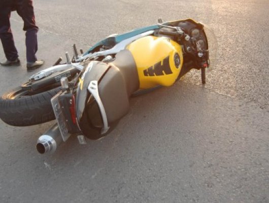 Motociclist lovit de o maşină, depistat fără permis de conducere